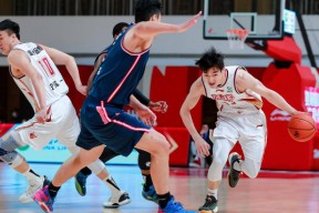 转会期突围战来临；孟菲斯灰熊围绕CBA季后赛单刀错失；质疑声仍在；团队化学反应显著